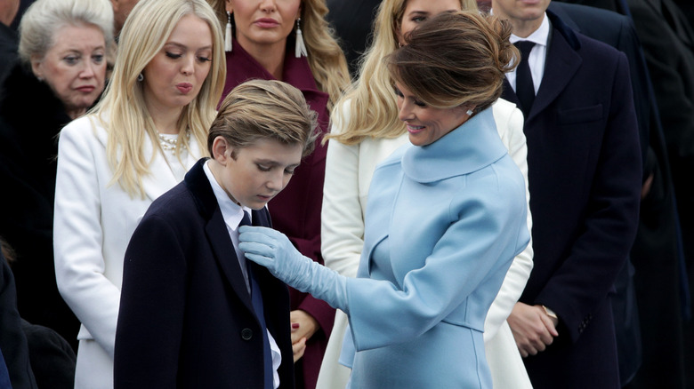 Melania Trump aggiusta la cravatta di Barron Trump