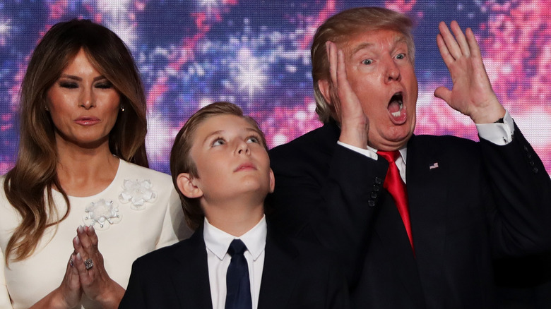 Barron Trump alza lo sguardo accanto ai genitori