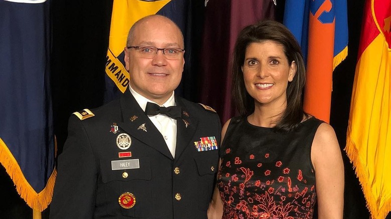 Michael Haley in uniforme con Nikki Haley