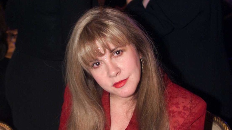 Stevie Nicks indossa una giacca di pizzo rosso