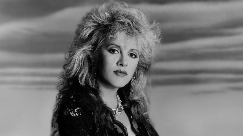 Stevie Nicks indossa una giacca di pizzo nero e una collana grossa