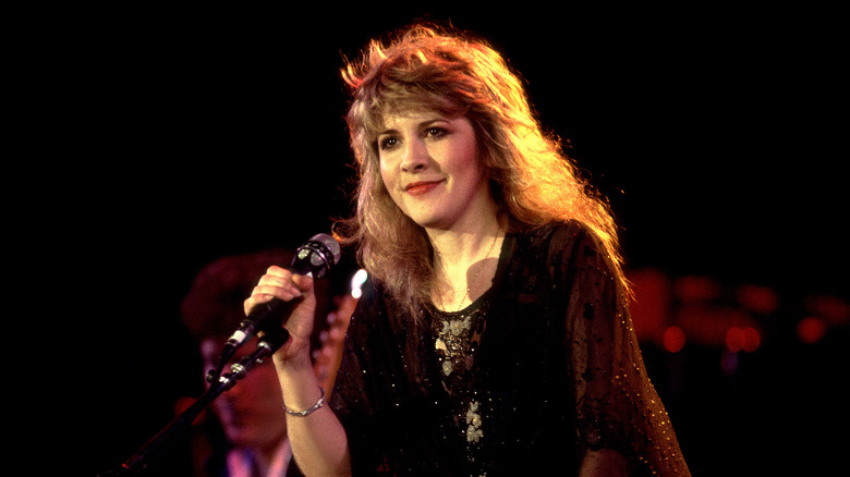 Stevie Nicks indossa un maglione nero all'uncinetto e un abito di pizzo nero