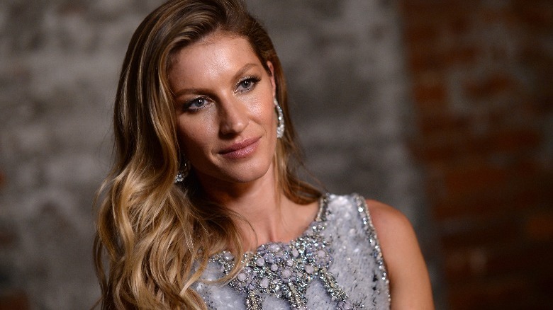 Gisele Bündchen con i capelli raccolti con la riga laterale