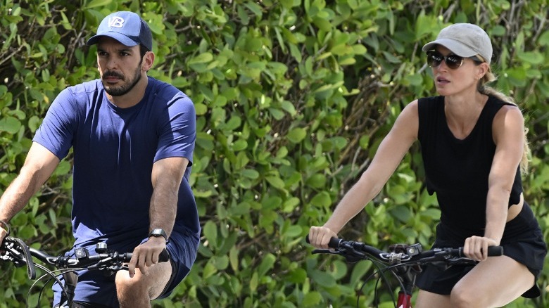 Gisele Bündchen e Joaquim Valente in bici