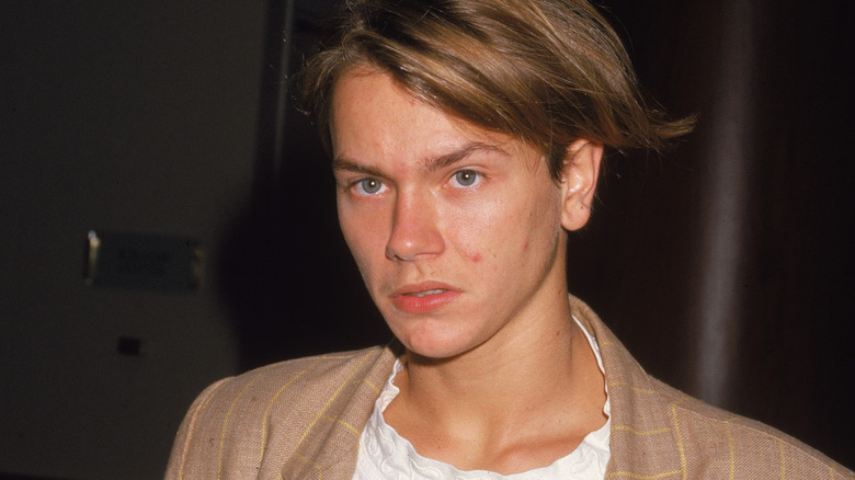 River Phoenix indossa un blazer marrone chiaro