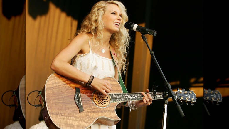 Taylor Swift canta e suona la chitarra