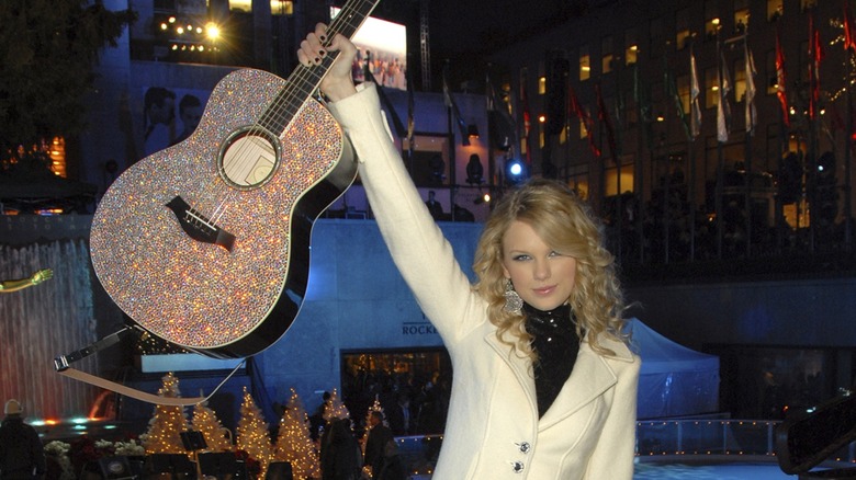 Taylor Swift posa con la sua chitarra nel 2007