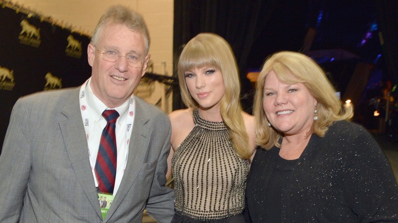 Taylor Swift posa con i suoi genitori a un evento