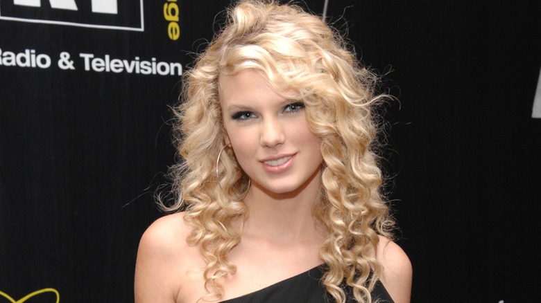 Taylor Swift sorride davanti alla telecamera