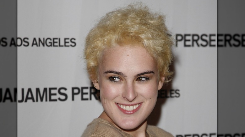 Rumer Willis con i capelli ricci biondi