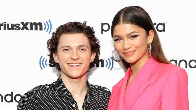 Tom Holland e Zendaya posano insieme al municipio di SiriusXM