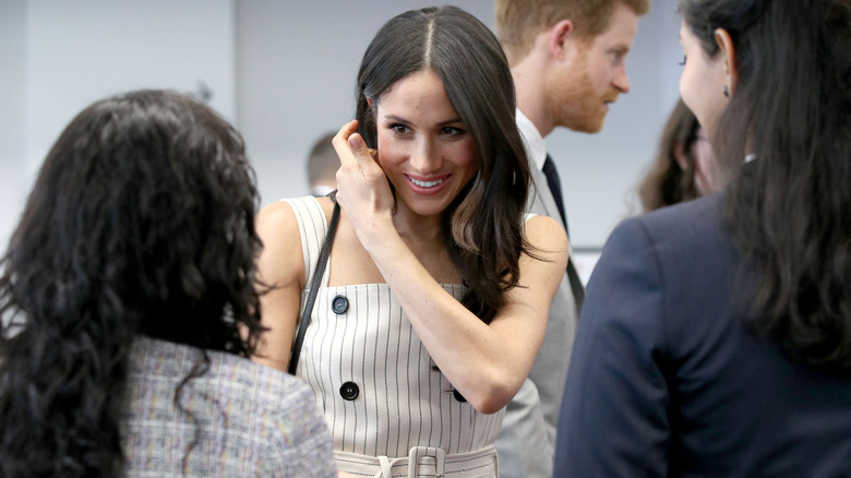 Abito gessato di Meghan Markle