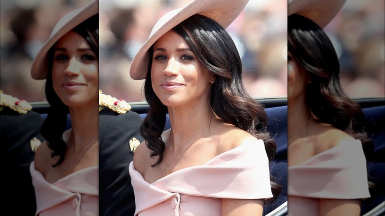 Meghan Markle abito rosa sulle spalle