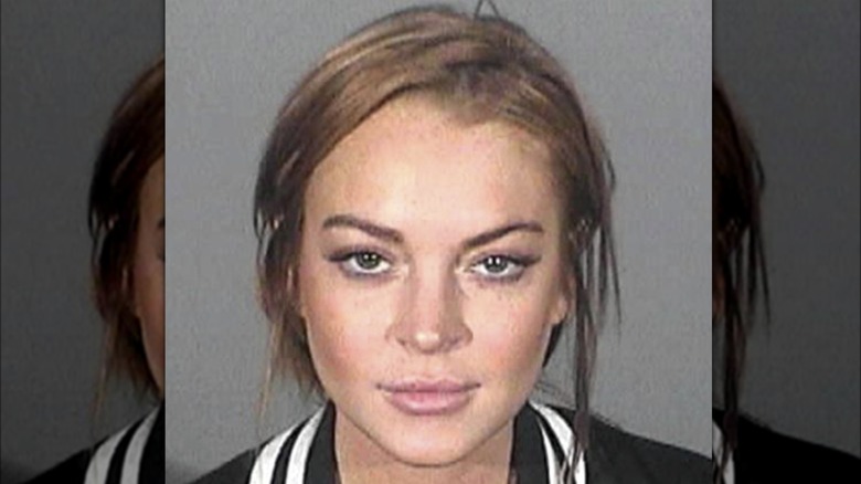 Foto segnaletica di Lindsay Lohan con capelli castani