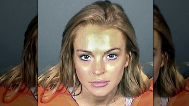 Foto segnaletica di Lindsay Lohan con capelli castani