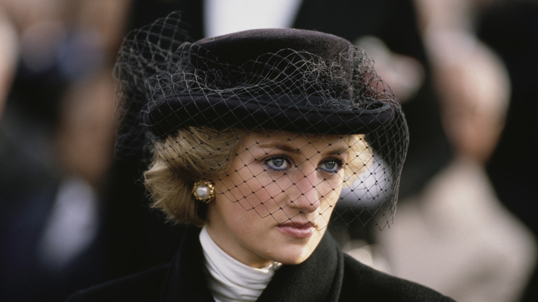 La principessa Diana con il cappello che copre il viso