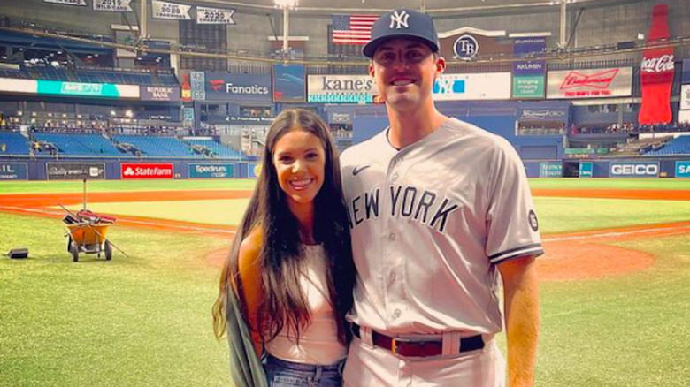 Clay Holmes posa allo Yankee Stadium con la moglie Ashlyn