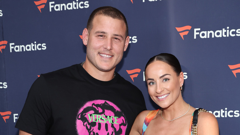 Anthony Rizzo nella foto con la moglie Emily Vakos sul mantello rosso