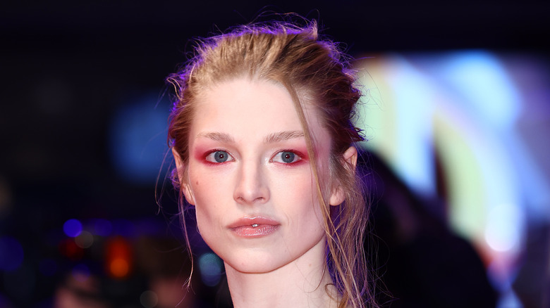 Hunter Schafer con ombretto rosa