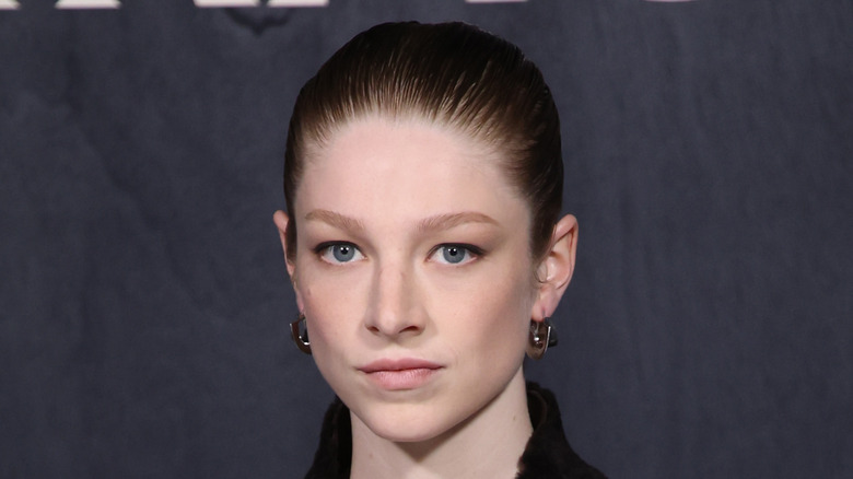 Hunter Schafer con lo chignon sulla schiena