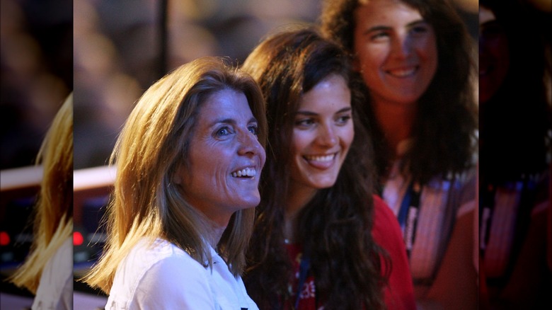 Caroline Kennedy, Rose Kennedy Schlossberg e Tatiana Kennedy Schlossberg sorridono