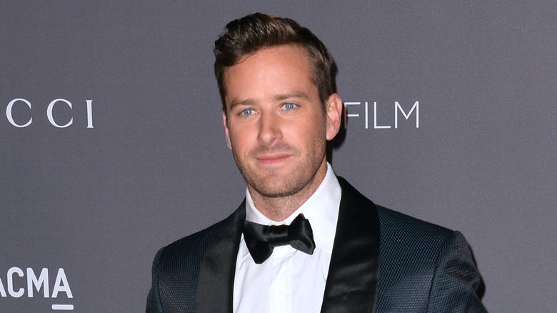 Armie Hammer indossa uno smoking blu scuro con papillon nero