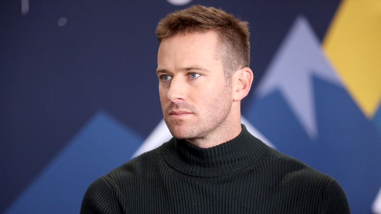 Armie Hammer indossa un dolcevita nero