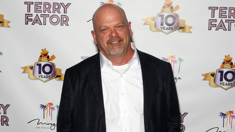 Rick Harrison indossa un blazer sul tappeto rosso