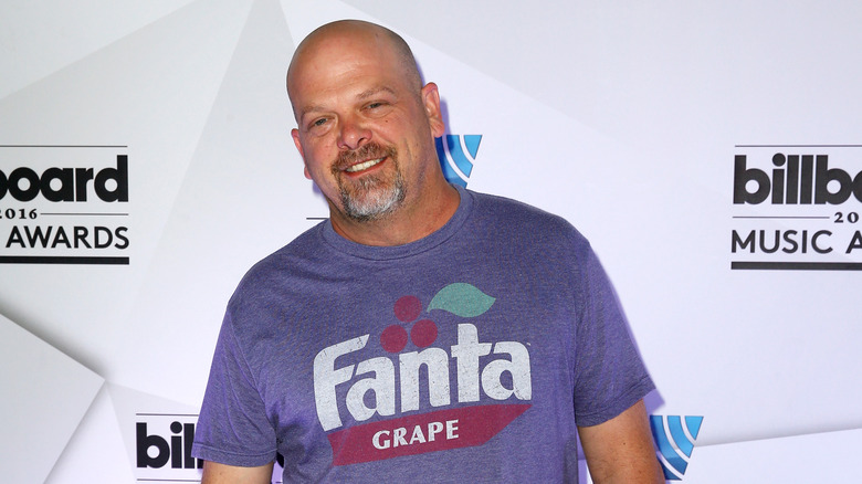 Rick Harrison sorridente sul tappeto rosso