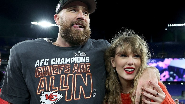 Travis Kelce con il braccio attorno a Taylor Swift dopo una partita dei Kansas City Chiefs (2024)