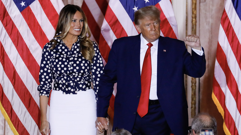 Melania e Donald Trump sorridono