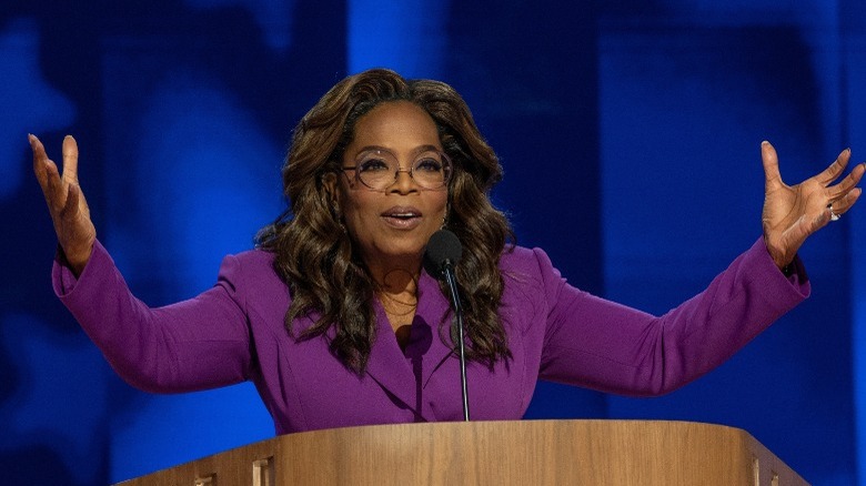 Oprah Winfrey parla alla Convention nazionale democratica di Chicago, IL (2024)