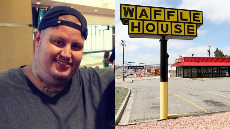 Jelly Roll sorridente e un cartello Waffle House