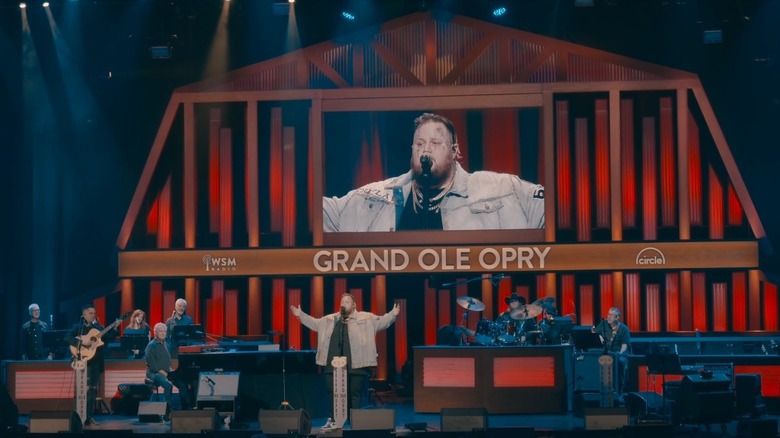 Jelly Roll si esibisce al Grand Ole Opry