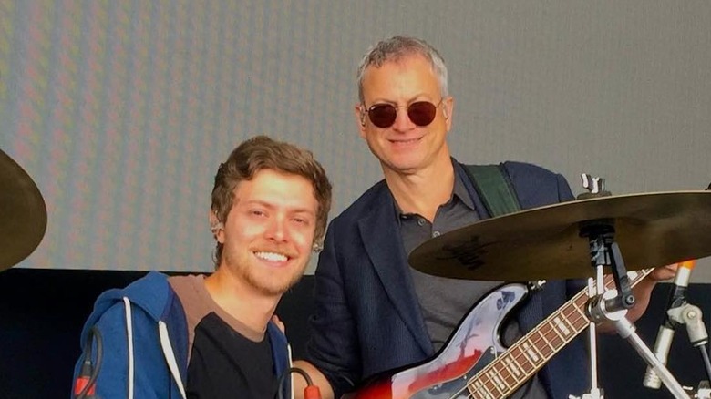 Gary Sinise tiene la chitarra con suo figlio McCanna alla batteria