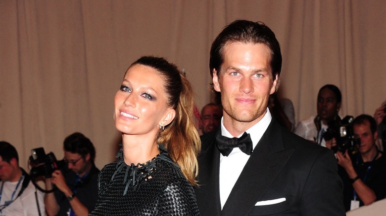 Tom Brady e Gisele Bundchen posano su un tappeto rosso