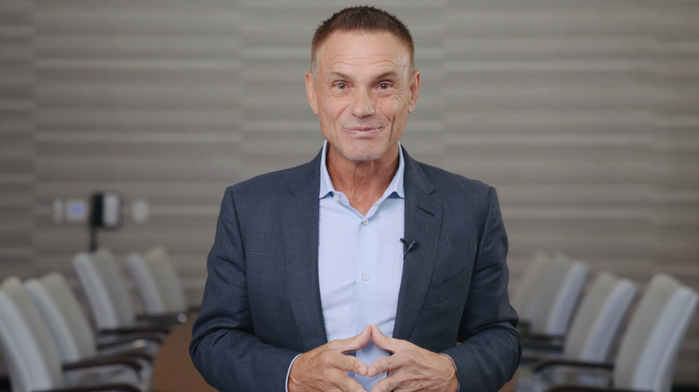 Kevin Harrington nella sala riunioni