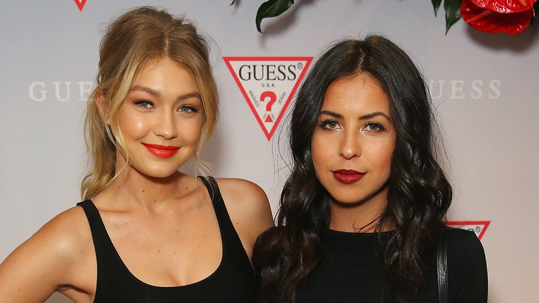 Gigi Hadid posa con Leah McCarthy 