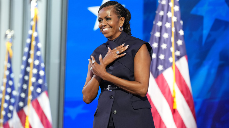 Michelle Obama sorridente sul palco