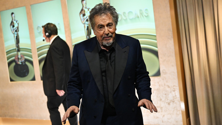 Al Pacino indossa abito nero e cravatta