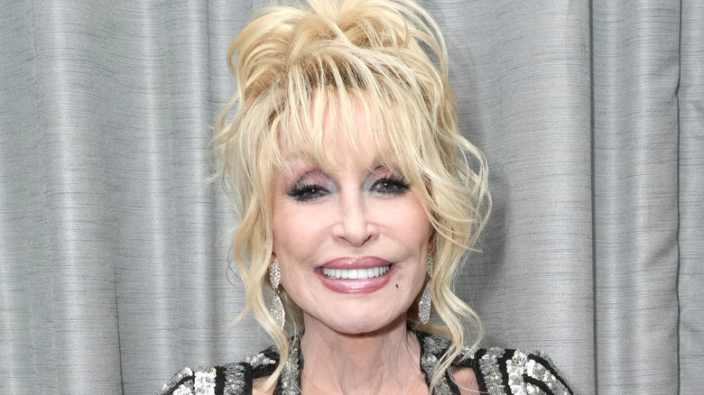 Dolly Parton sorride