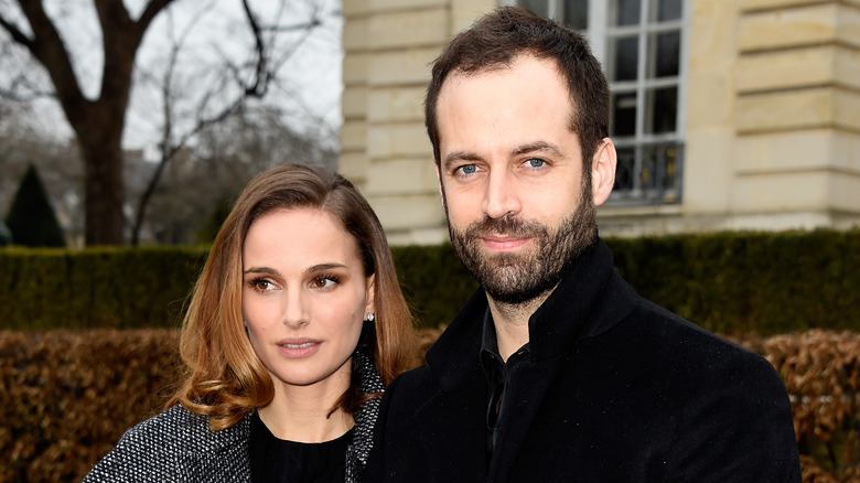 Benjamin Millepied e Natalie Portman posano all'aperto