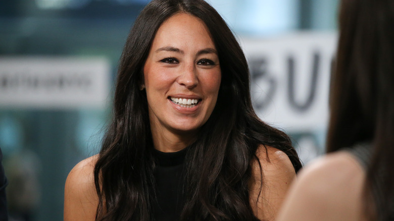 Joanna Gaines sorride