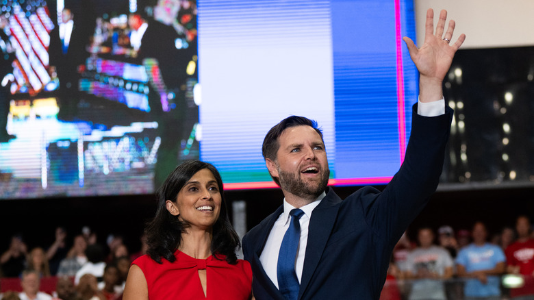 Usha Vance e JD Vance con la mano alzata