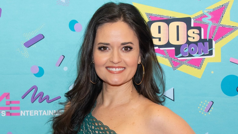 Danica McKellar sorride