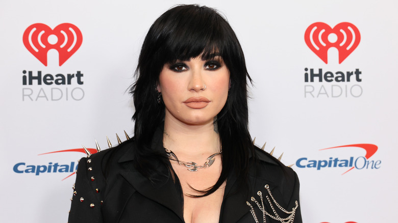 Demi Lovato habillée tout en noir