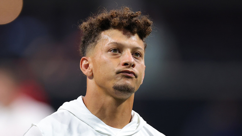 Patrick Mahomes lo fissa