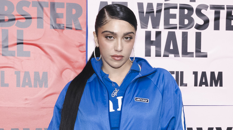 Lourdes Leon in blu