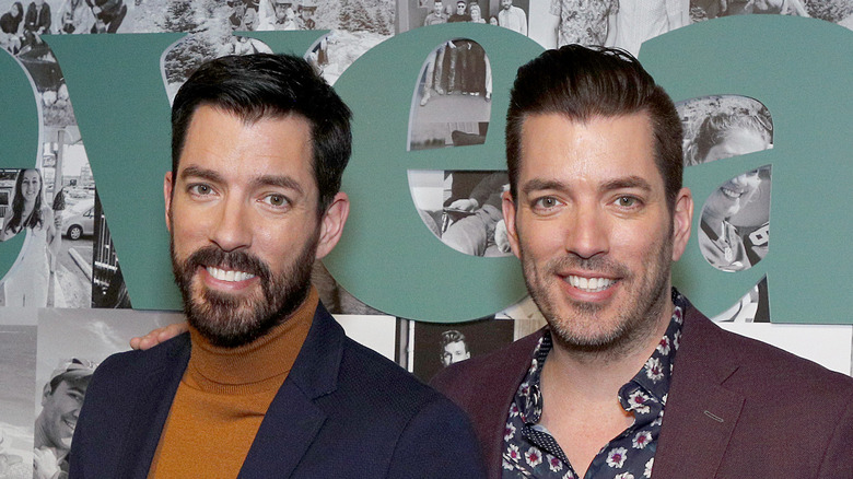 Drew e Jonathan Scott posano in giacca e cravatta