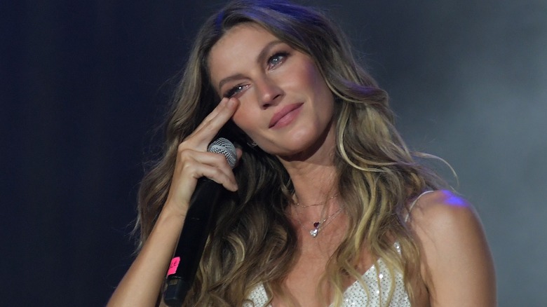 Gisele Bündchen si asciuga le lacrime